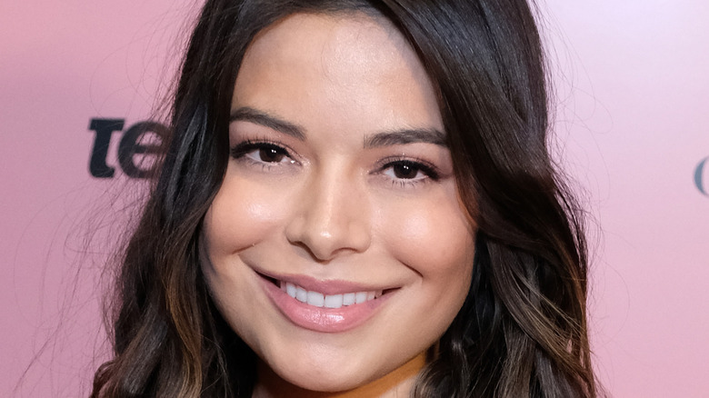 Miranda Cosgrove posing at event