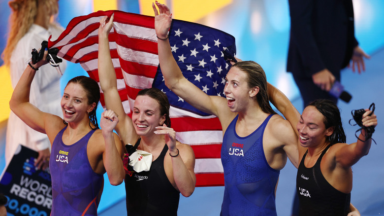 Torri Huske with fellow swimmers