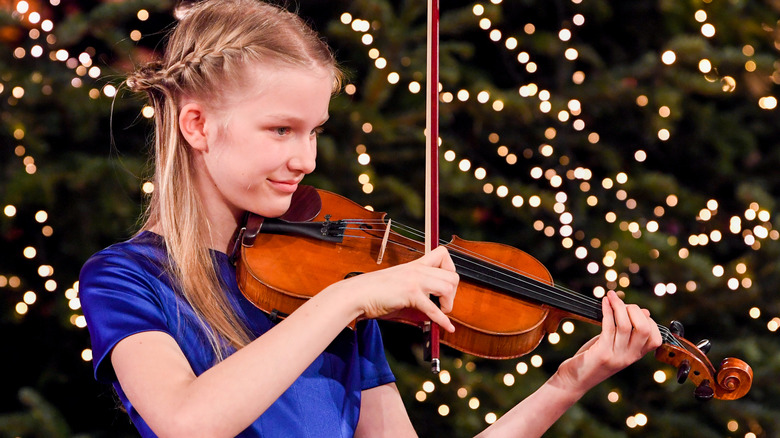 Princess Eléonore performing in the violin concert