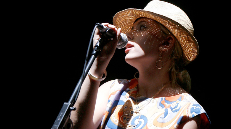 Scarlett Johansson singing