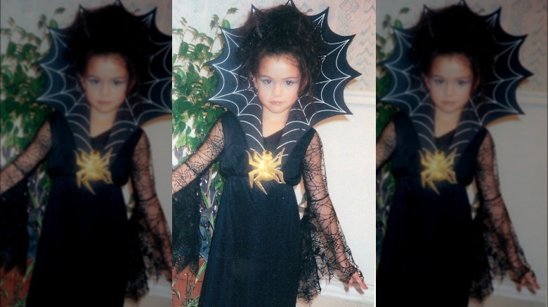 jovem Selena Gomez no Halloween