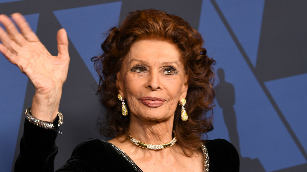 Sophia Loren waving in 2019