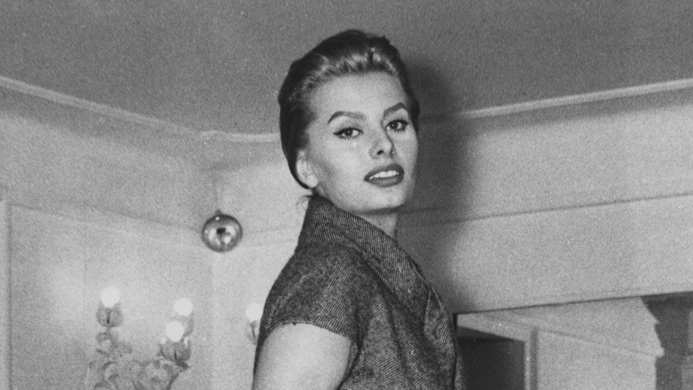 Sophia Loren inside a home in black and white