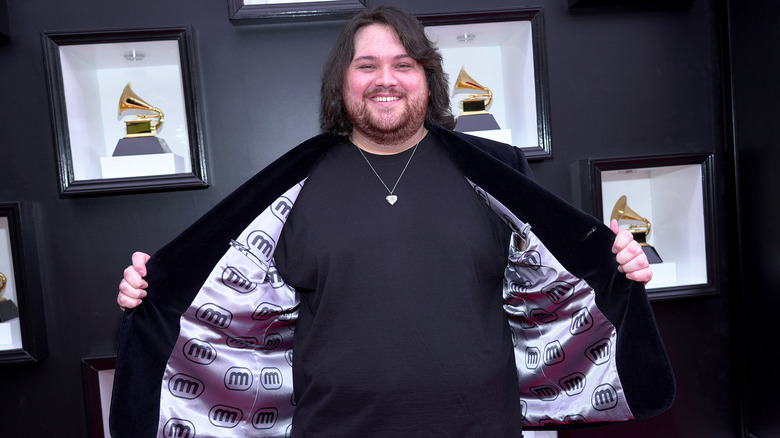 Wolfgang Van Halen posing on the red carpet at the Grammy Awards in 2022
