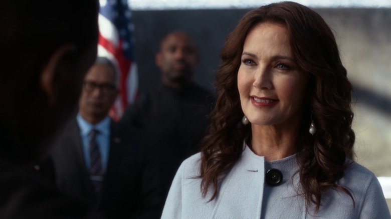 Lynda Carter in "Supergirl" in 2016