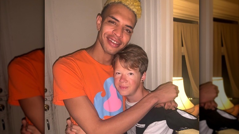 Willow Pill and Yvie Oddly snuggle up 