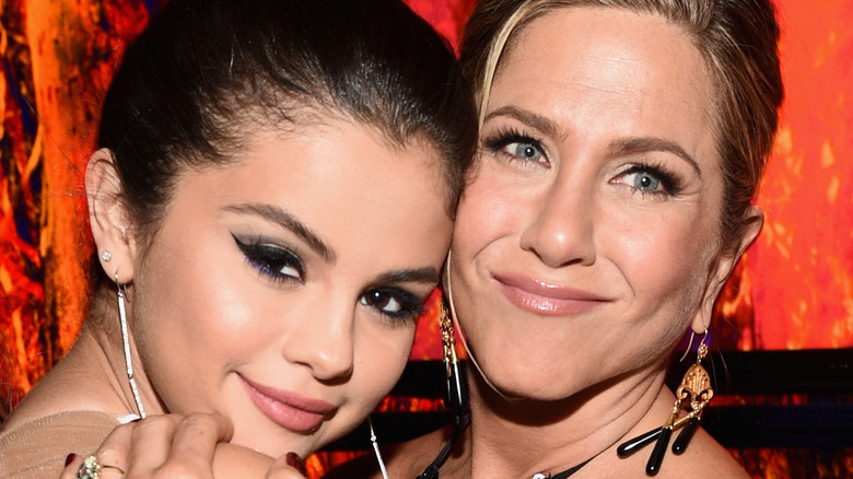 Selena Gomez gets a hug from Jennifer Aniston