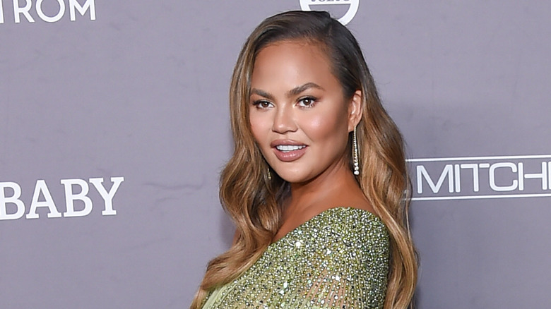 Chrissy Teigen showing off her flaless hair