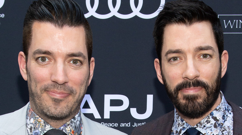 Drew and Jonathan Scott posing together