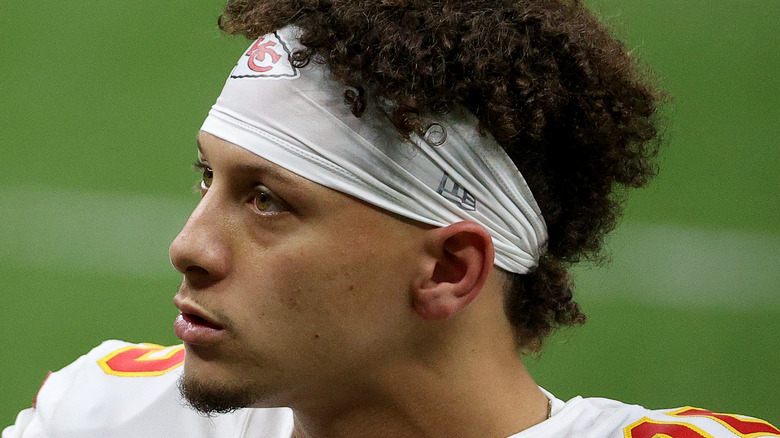 Patrick Mahomes wearing headband 