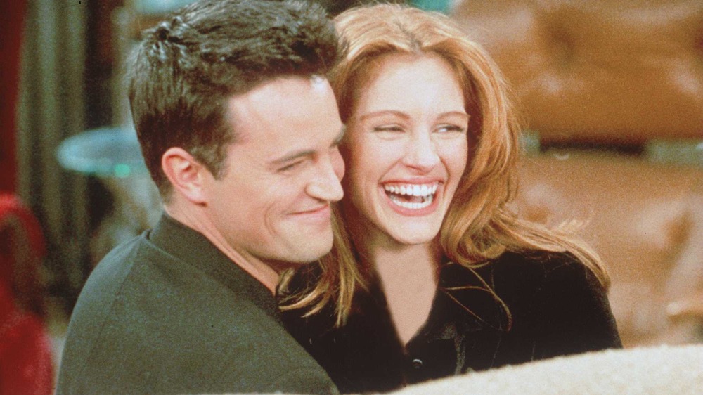 Matthew Perry and Julia Roberts smiling on 'Friends'