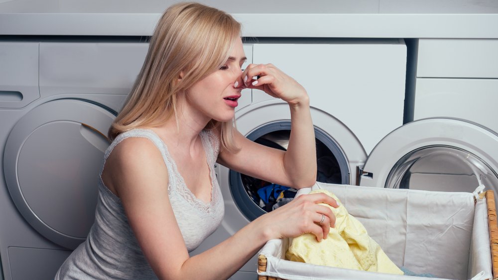 Woman with smelly clothes