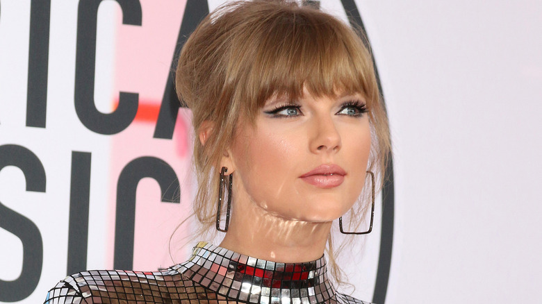 Taylor Swift posing on the red carpet