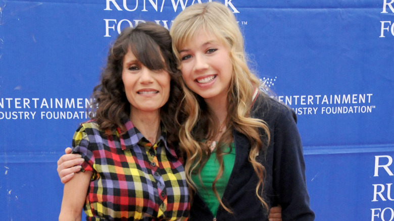Jennette McCurdy and Debra McCurdy smiling at the Revlon Run/Walk for Women in 2009