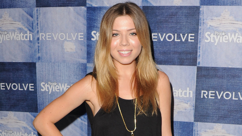 Jennette McCurdy smiling at the People StyleWatch Denim Awards in 2014