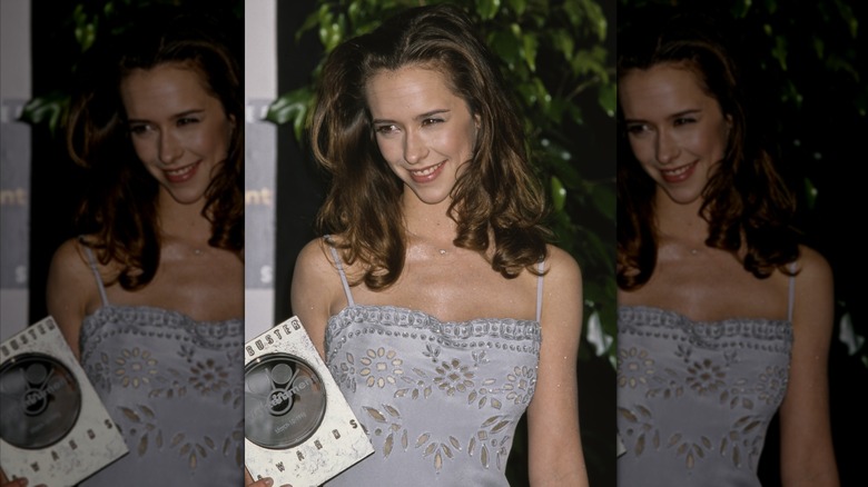 Jennifer Love Hewitt holding a Blockbuster acting award for Horror