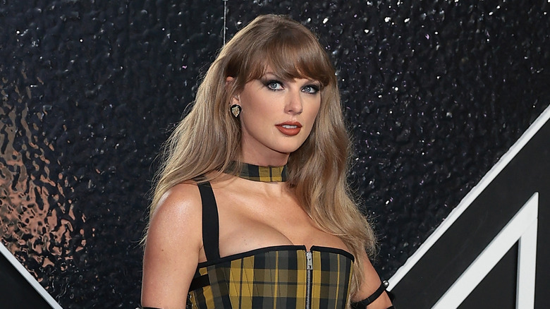 Taylor Swift posing