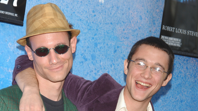 Joseph Gordon-Levitt smiling while posing with older brother Daniel Gordon-Levitt at an event