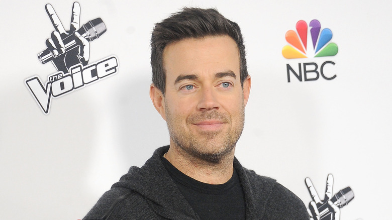 Carson Daly posing at event