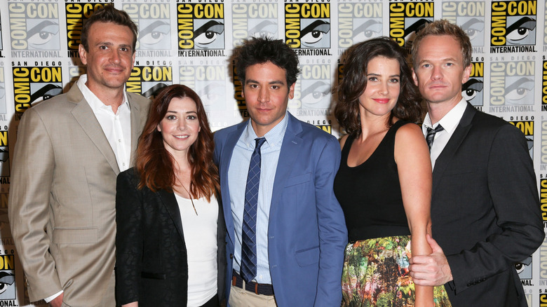 The cast of How I Met Your Mother posing at Comic-Con