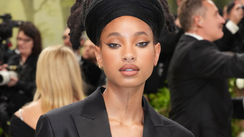 Willow Smith posing in the red carpet