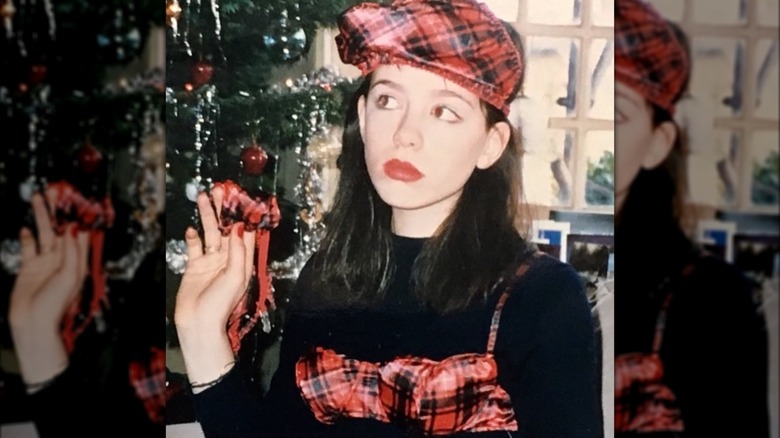 Kate Beckinsale at 14 in front of her Christmas tree