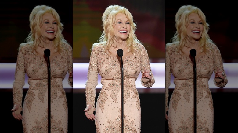 Dolly Parton smiling onstage at the 2017 SAG Awards