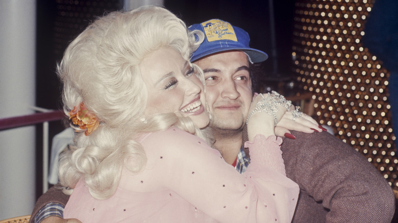 Dolly Parton hugging John Belushi in 1970 New York.