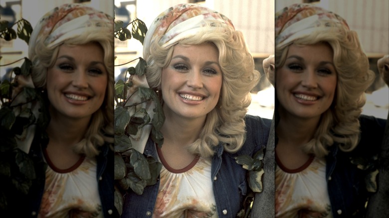 Dolly Parton smiling in 1977