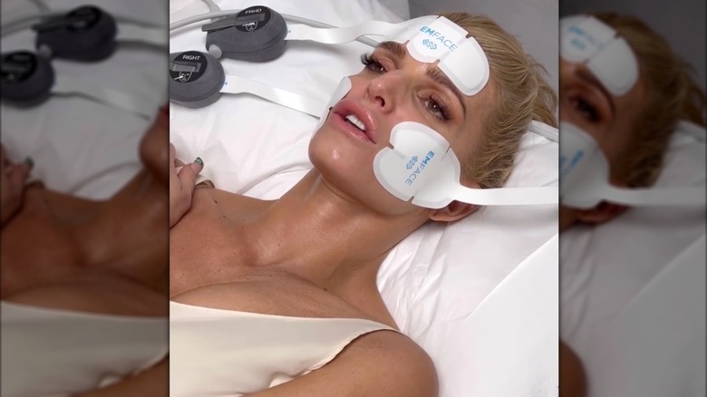 Jessica Simpson undergoing the Emface procedure in 2022.
