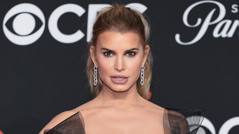 Jessica Simpson posing at the 2025 VMAs.