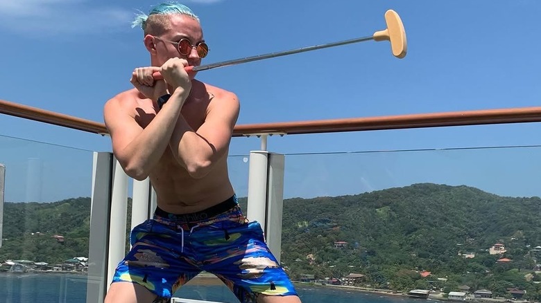 Russell Horning holding a mini golf club in 2022