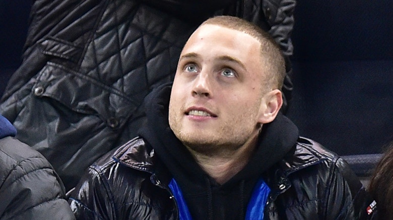 Chet Hanks attending a basketball game in 2015