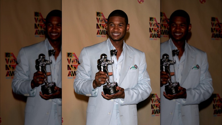 Usher holding MTV award