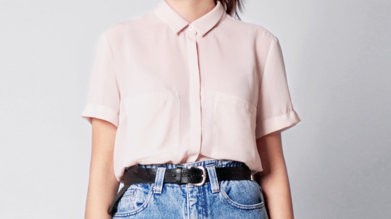 Trendy button-up shirt with belt