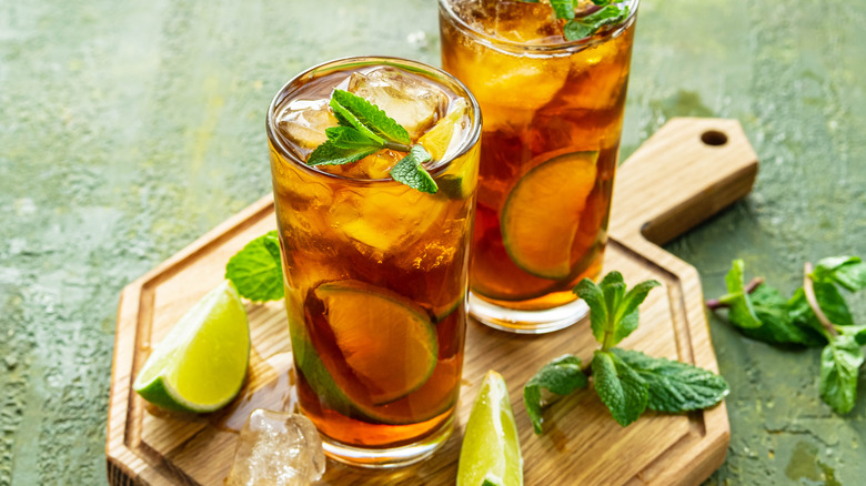 Iced tea with lime wedges