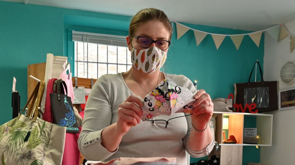 Woman wearing glasses and a face mask