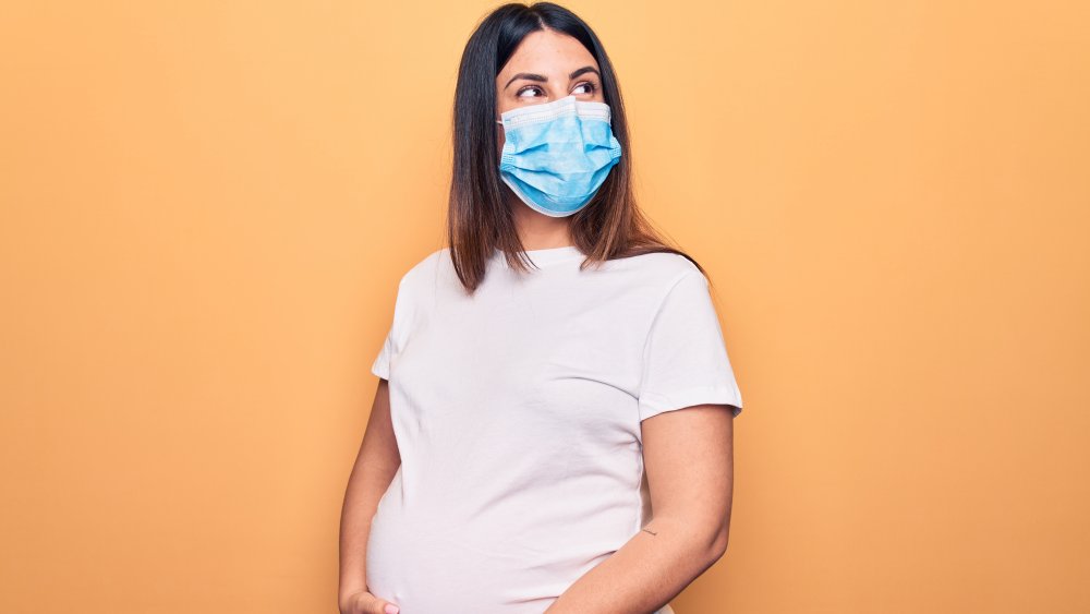pregnant woman wearing face mask during pandemic