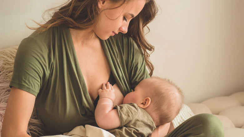 Mom breastfeeding her shild