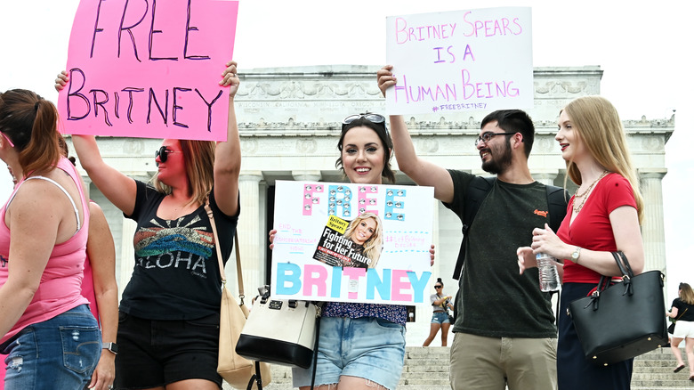 Free Britney signs