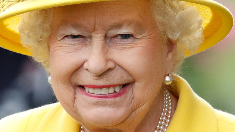 Queen Elizabeth yellow suit and hat 2018