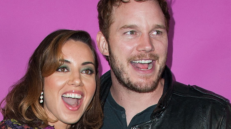 Aubrey Plaza, Chris Pratt posing on red carpet