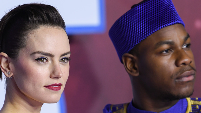  Daisy Ridley, John Boyega posing