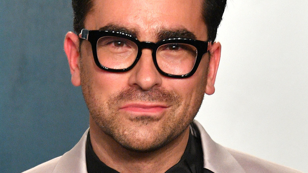 Dan Levy smirking at the 2020 Vanity Fair Oscar party