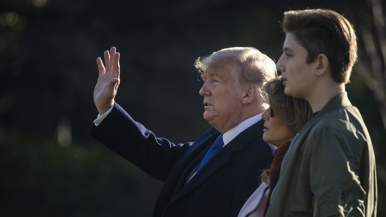 Donald Trump, Melania Trump, and Barron Trump waving