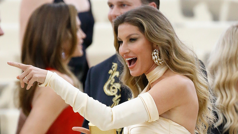 Gisele Bundchen pointing at Met Gala