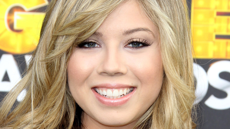 Jennette McCurdy smiling