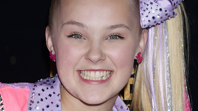 JoJo Siwa posing at event