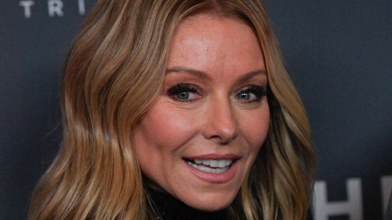 Kelly Ripa posing for photo