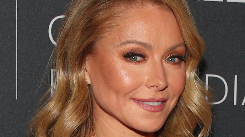 Kelly Ripa posing for photo